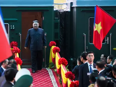 Pemimpin Korea Utara (Korut) Kim Jong-un tiba di Stasiun Dong Dang di Lang Son, Vietnam, Selasa (26/2). Kim Jong-un menjejakkan kakinya di Vietnam untuk menghadiri pertemuan dengan Presiden Amerika Serikat, Donald Trump. (Photo by - / AFP)