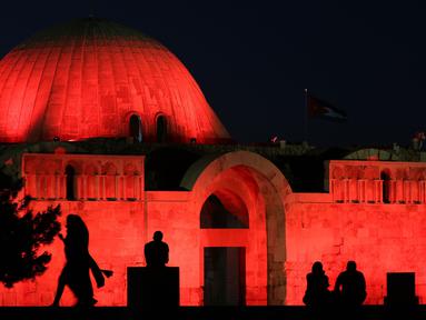 Kuil Hercules berhias lampu berwarna merah untuk menandai Hari Inklusi di Amman, Yordania, Jumat (20/7). Lebih dari 170 landmark di seluruh dunia diterangi warna merah untuk memperingati Hari Inklusi. (Khalil Mazraawi/Light Up For Inclusion/AFP-Services)