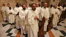 Anggota pendeta menghadiri Misa Malam Natal di Kompleks Gereja Kelahiran Yesus, Bethlehem, Tepi Barat, Minggu (25/12/2022). Setelah dua tahun tutup karena COVID-19, jemaat kembali menghadiri ibadah tersebut kendati jumlahnya tidak sebanyak sebelum pandemi. (Ahmad Gharabli/Pool Photo via AP)