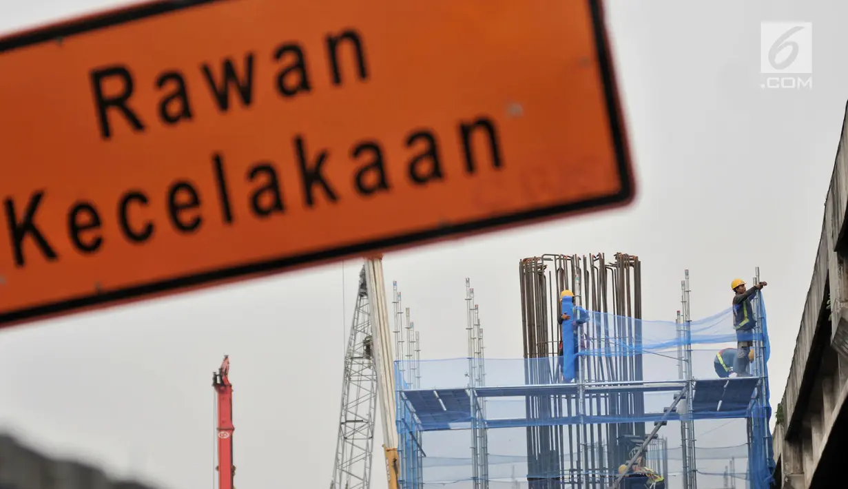 Aktivitas pekerja saat memasang pondasi Tol Bekasi-Cawang-Kampung Melayu (Becakayu) seksi 1A rute Casablanca-Cipinang Melayu, Jakarta, Minggu (19/5/2019). Pembangunan Tol Becakayu seksi 1A selama bulan puasa tetap dilakukan untuk mencapai target yang ditentukan. (merdeka.com/Iqbal Nugroho)
