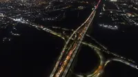 Foto udara ini menunjukkan kendaraan yang terjebak kemacetan di Jalan Tol Jakarta - Cikampek di Karawang, Jawa Barat pada 28 April 2022. Lalu lintas di Jalan Tol Jakarta-Cikampek mengalami kemacetan panjang memasuki puncak arus mudik Lebaran 2022. (BAY ISMOYO / AFP)