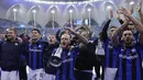 <p>Pemain Inter Milan merayakan kemenangan setelah berhasil mengalahkan AC Milan pada laga Piala Super Italia 2022/2023 yang berlangsung di Stadion Internasional King Fahd, Riyadh, Arab Saudi, pada Kamis (19/1/2023) dini hari WIB. Tiga gol Nerazzurri dicetak oleh Federico Dimarco (10'), Edin Dzeko (21&rsquo;), dan Lautaro Martinez (78&rsquo;). (AFP/Giuseppe Cacace)</p>