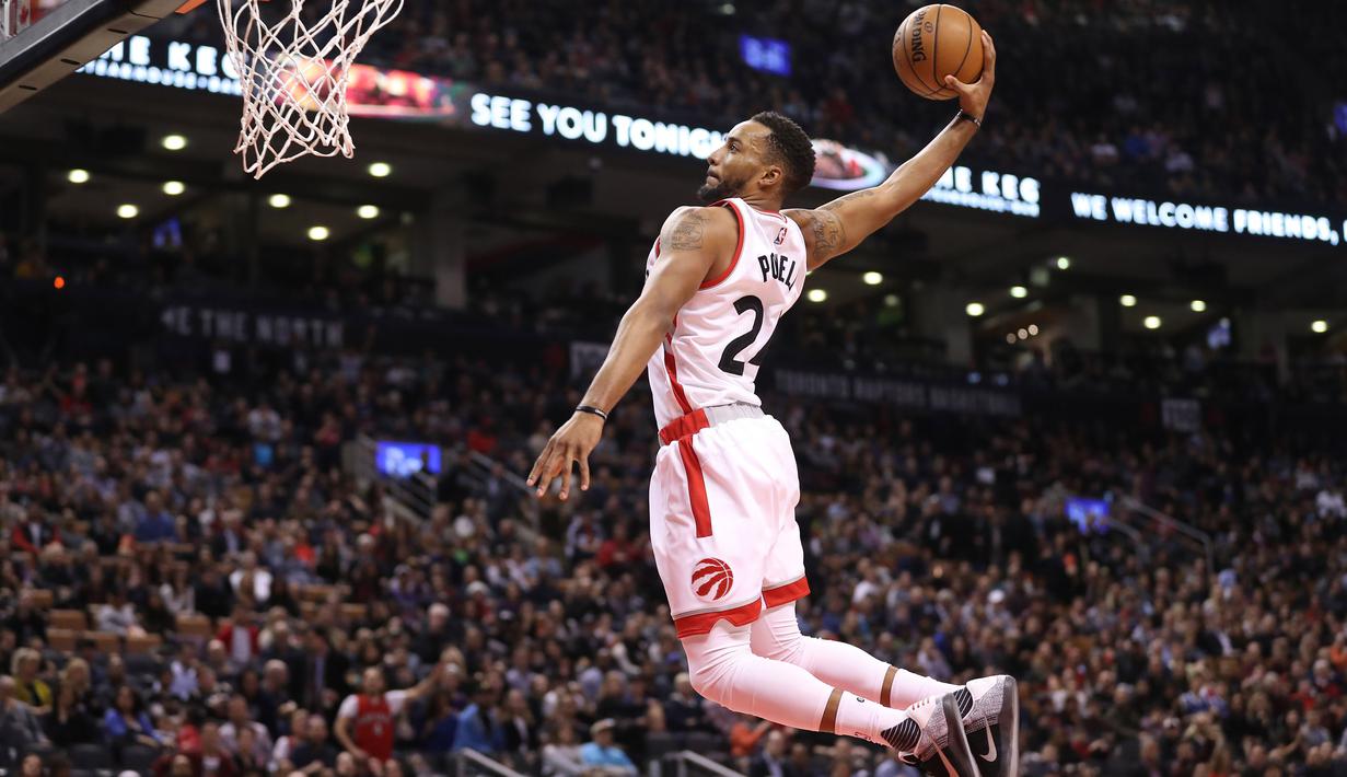 Aksi pemain Toronto Raptors, Norman Powell #24 melakukan dunks saat melawan Los Angeles Lakers pada laga NBA di Air Canada Centre, (2/12/2016). Raptors Menang 113-80. (Reuters/Tom Szczerbowski-USA TODAY Sports)