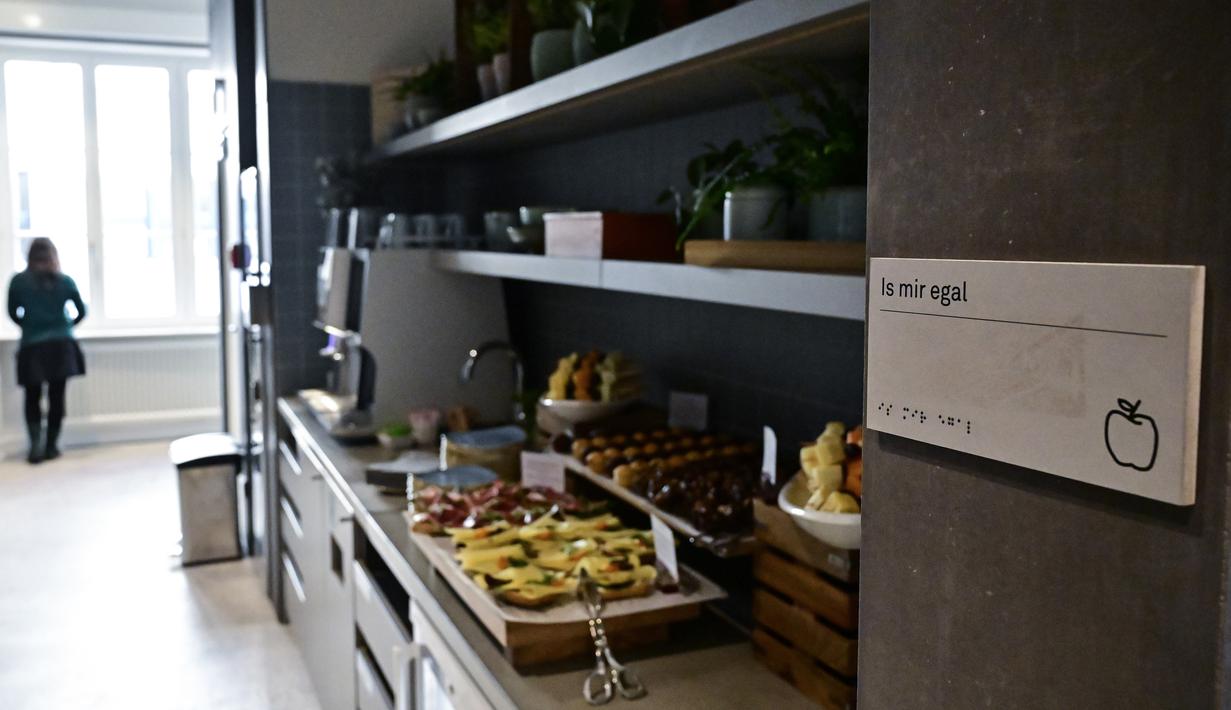 Sebuah tanda bertuliskan "I don't care" terlihat di dapur kecil kantor baru raksasa mesin pencari internet, Google, di Berlin pada Selasa (22/1). Google kembali membuka kantor cabang yang baru di ibu kota Jerman tersebut. (Photo by Tobias SCHWARZ / AFP)