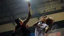 Pebasket Aspac Jakarta, Fandi Ramadhani (kiri) berusaha menghalangi gerakan pemain SM Britama, Hardianus di laga NBL Championship 2015 di Jakarta, Senin (4/5/2015). SM Britama unggul 59-53 atas Aspac Jakarta. (Liputan6.com/Helmi Fithriansyah)