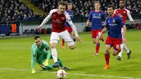 Aaron Ramsey mengecoh kiper CSKA Moscow dan mencetak gol pada leg kedua Liga Europa di CSKA Arena, Russia, (12/3/2018). Arsenal lolos ke Semifinal dengan agregat gol 6-3. (AP/Alexander Zemlianichenko)