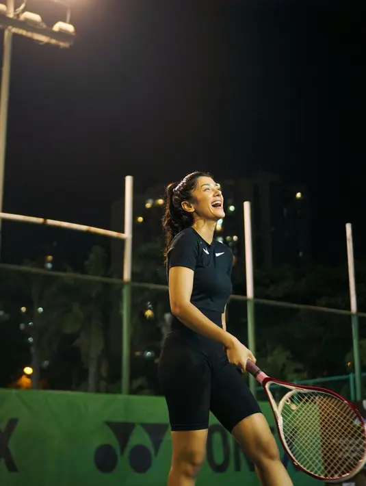 Siapa yang mengira jika Fanny Ghassani telah menginjak usia kepala tiga. Pasalnya saat berlatih tenis, ia tampak bak masih berusia 20 tahunan. Penampilannya yang stylish saat olahraga kerap menuai pujian.(Liputan6.com/IG/@fannyghassani)