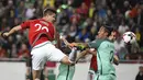 Bek Portugal, Bruno Alves, berusaha menghalau bola sundulan bek Hongaria, Richard Guzmics, pada laga Kualifikasi Piala Dunia 2018 di Stadion Groupama, Minggu (3/9/2017). Portugal menang 1-0 atas Hongaria. (AP/Tamas Kovacs)