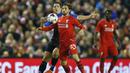 Pemain Liverpool, Joe Allen berusaha melewati pemain Bournemouth pada laga Piala Liga Inggris di Stadion Anfield, Inggris, Rabu (28/10/2015). (Reuters/Eddie Keogh)