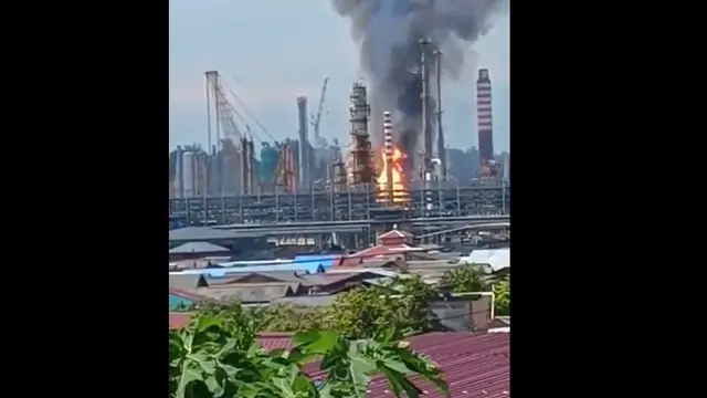 Kilang Minyak Pertamina di Balikpapan terbakar pada Jumat (4/3/2022)
