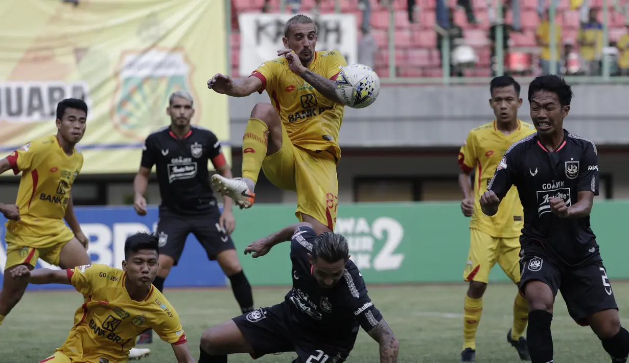Gelandang Bhayangkara FC, Flavio Junior, berebut bola dengan pemain PSIS Semarang pada laga Shopee Liga 1 di Stadion Patriot Chandrabhaga, Bekasi, Selasa (20/8). Bhayangkara bermain imbang 0-0 dengan PSIS. (Bola.com/Yoppy Renato)