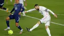 Striker Real Madrid, Karim Benzema, melepaskan tendangan saat melawan Celta Vigo pada laga Liga Spanyol di Stadion Alfredo Di Stefano, Sabtu (2/1/2021). Real Madrid menang dengan skor 2-0. (AP/Manu Fernandez)