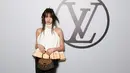<p>Hyein NewJeans hadir pertama kali di Paris Fashion Week sebagai BA Louis Vuitton. Mengenakan halter ruffle top dan celana panjang, penampilannya terlihat playful dengan clutch dan boots LV [Louis Vuitton]</p>