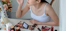 makeup natural untuk kulit dengan undertone hangat sebaiknya menggunakan warna yang memiliki temperatur serupa dengan kulit. Produk dengan nuansa terlalu dingin seperti pink pucat atau abu-abu taupe sering kali terlihat tidak menyatu. (foto/dok: freepik/Lifestylememory)