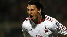 Striker AC Milan Zlatan Ibrahimovic meluapkan kegembiraan usai menjebol gawang Catania pada partai lanjutan Serie A di Stadio Massimino, 29 Januari 2011. AFP PHOTO/MARCELLO PATERNOSTRO