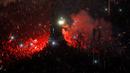 Fans Cile merayakan kemenangan timnya atas Argentina dengan flare  pada laga Final Copa America Centenario 2016  di Santiago, Cile (27/6/2016).  (REUTERS/Carlos Vera)