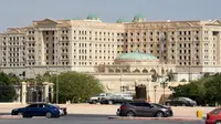 Kendaraan melintas dekat hotel Ritz Carlton Riyadh yang sedang ditutup di  Arab Saudi, 5 November 2017. Hotel bintang lima itu dijadikan sebagai rumah tahanan sementara 11 pangeran, empat menteri, dan puluhan mantan anggota kabinet. (FAYEZ NURELDINE/AFP)