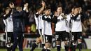 Para pemain Valencia menyapa suporter usai menahan imbang Barcelona pada laga La Liga Spanyol di Stadion Mestalla, Valencia, Minggu (26/11/2017). Kedua klub bermain imbang 1-1. (AFP/Jose Jordan)