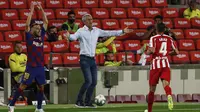 Pelatih Barcelona Quique Setien (tengah) memberi isyarat saat menghadapi Atletico Madrid pada pertandingan La Liga di Stadion Camp Nou, Barcelona, Spanyol, Selasa (30/6/2020). Barcelona bermain imbang 2-2 melawan Atletico Madrid. (AP Photo/Joan Monfort)