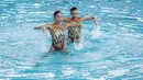 Pasangan Hilda Tri Julyandra dan Talitha Amabelle Putri Subeni beraksi dalam nomor duet renang artistik Indonesia Open Aquatic Championships 2025 di Stadion Akuatik, Senayan, Jakarta, Selasa (25/11/2025). (Bola.com/Bagaskara Lazuardi)