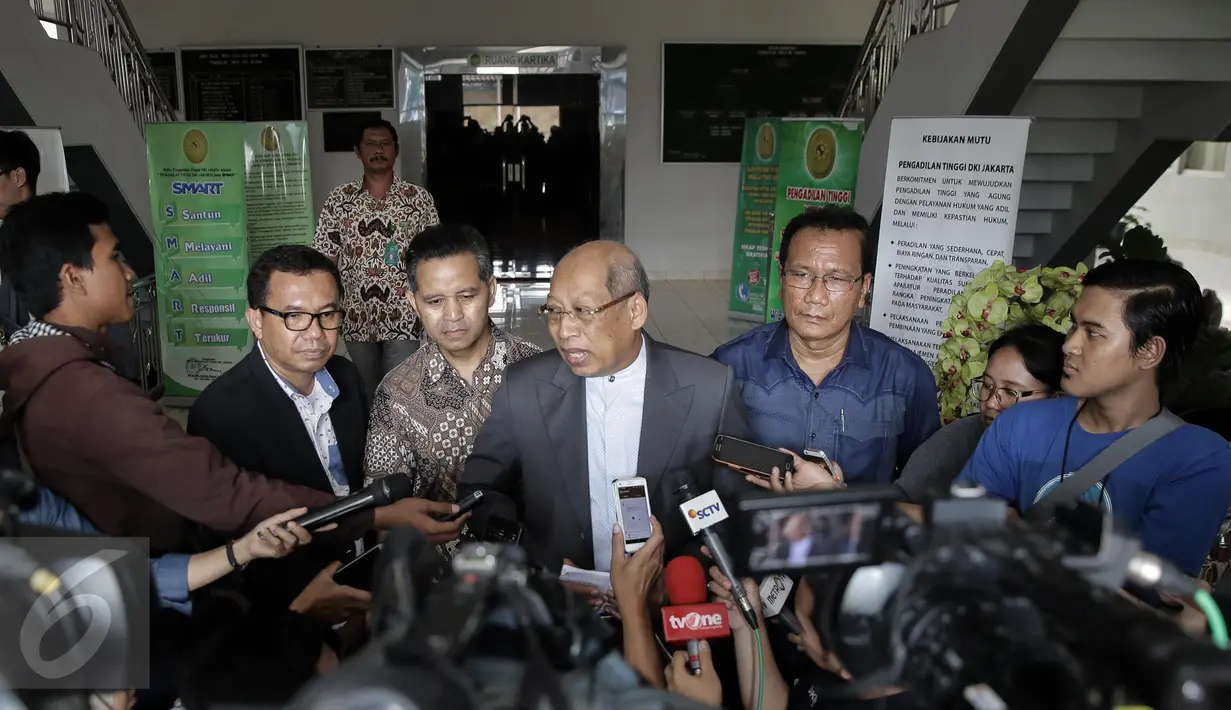 Kuasa hukum Basuki T Purnama (Ahok), I Wayan Sudirta memberikan keterangan saat menandatangi Pengadilan Tinggi DKI Jakarta, Jumat (12/5). Kedatangan tersebut untuk mengajukan permohonan penangguhan Ahok sebagai tahanan kota. (Liputan6.com/Faizal Fanani)
