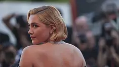 Florence Pugh berpose untuk fotografer setibanya di pemutaran perdana film 'Don't Worry Darling' selama Venice Film Festival 2022 ke-79 di Venesia, Italia (5/9/2022). Pugh tampil memesona dalam gaun sifon hitam yang menampilkan lengan off-shoulder engah raksasa dan ditutupi payet. (Photo by Vianney Le Caer/Invision/AP)
