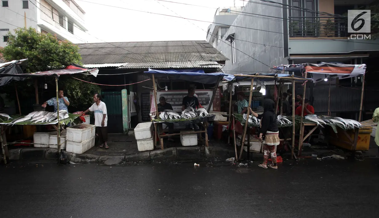 Suasana lapak penjualan ikan bandeng di kawasan Rawa Belong, Jakarta, Rabu (14/2). Masyarakat Tionghoa percaya mengonsumsi bandeng saat Imlek mendatangkan keberuntungan. (Liputan6.com/Arya Manggala)