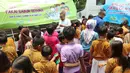 Sejumlah siswa antri mencuci tangan di SD Negeri 15 Karet Tengsin, Jakarta, Rabu (18/10). Kegiatan tersebut bertujuan pentingnya mencuci tangan dan pola hidup bersih dan sehat sejak dini. (Liputan6.com/Fery Pradolo)