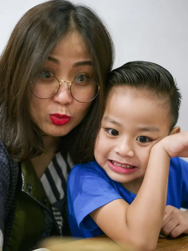 Potret Astrid Sartiasari Momong Anak (sumber: instagram/astridbasjar)