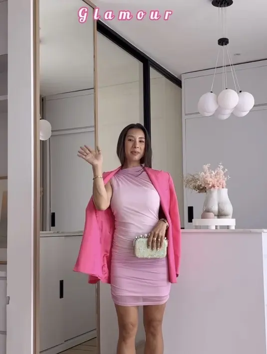 Untuk gaya glamour, Jennifer mengenakan mini dress halter neck soft pink dipadukan outer blazer fuschia sambil membawa clutch. @jenniferbachdim