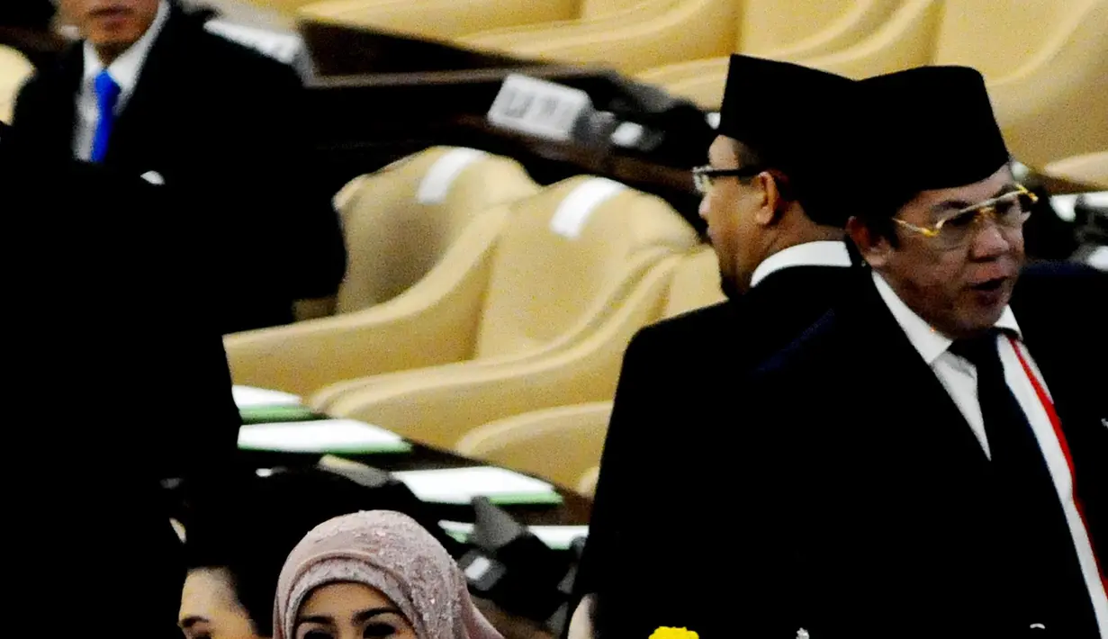 Desi Ratnasari terlihat cantik mengenakan gaun berwarna ungu saat menghadiri pelantikan anggota DPR, Senayan, Jakarta, Rabu (1/10/2014) (Liputan6.com/Andrian M Tunay)