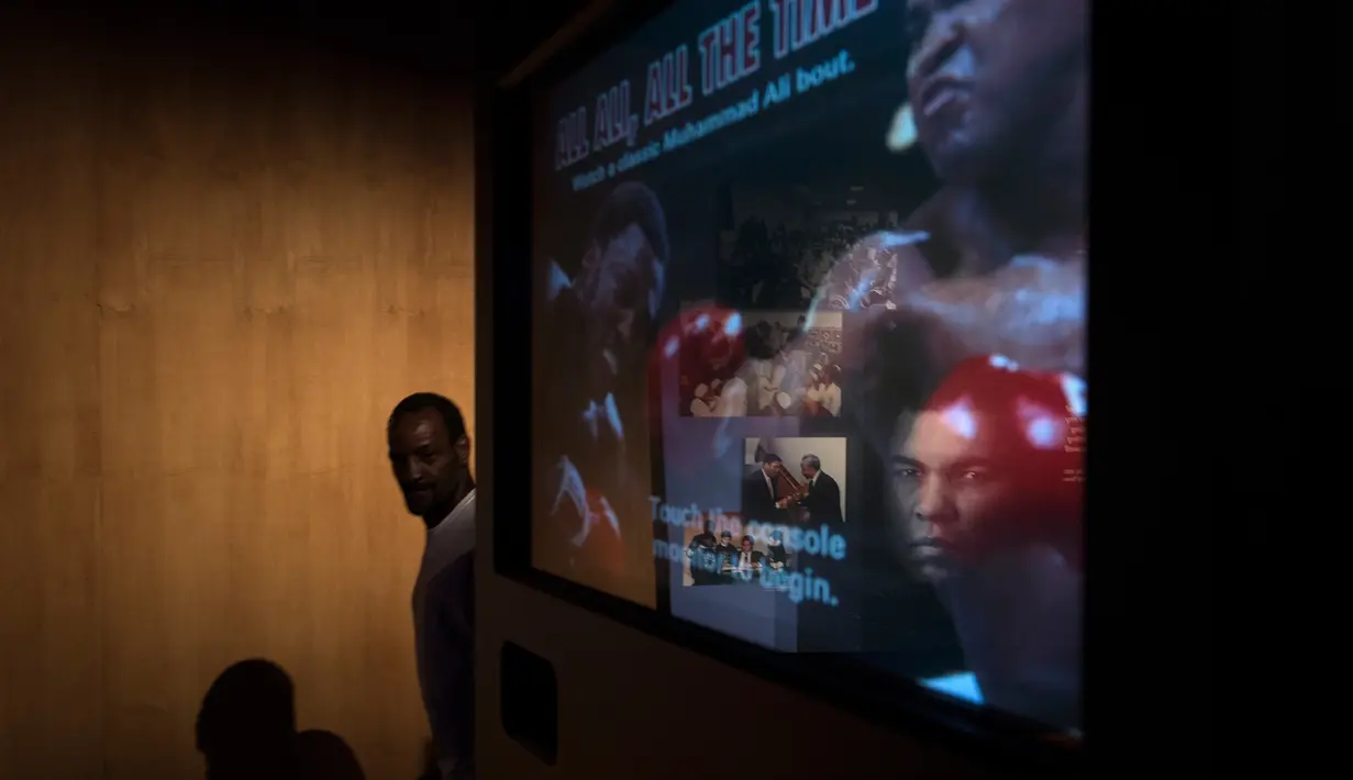 Pengunjung melihat rekam jejak petinju legendaris Muhammad Ali di Muhammad Ali Center, Louisville, Kentucky (5/6). Ali wafat pada usia 74 tahun di Rumah Sakit Kota Phoenix, Arizona, AS, Sabtu (4/6). (AFP PHOTO/Brendan Smialowski)
