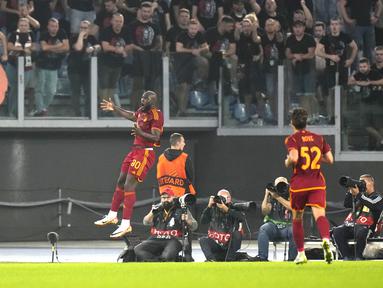 Penyerang AS Roma Romelu Lukaku merayakan gol kedua timnya yang dicetak ke gawang  Slavia Praha pada matchday 3 Grup G Liga Europa 2023/2024 di Olimpico, Jumat (27/10/2023) dini hari WIB. (AP Photo/Alessandra Tarantino)