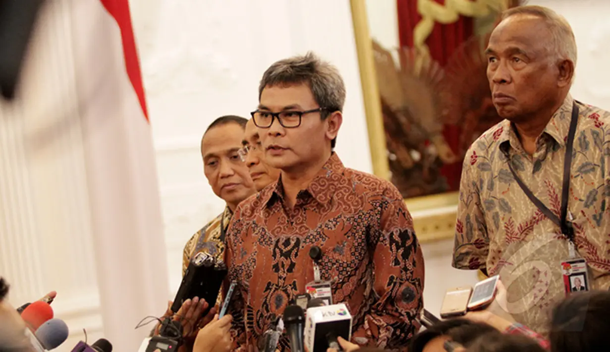 Plt Wakil Ketua KPK, Johan Budi (tengah) saat memberikan keterangan kepada wartawan di Istana Merdeka, Jakarta, Jumat (27/2/2015). Pertemuan ini membahas tentang perkembangan KPK sejak dilantiknya Pimpinan KPK Sementara. (Liputan6.com/Faizal Fanani)
