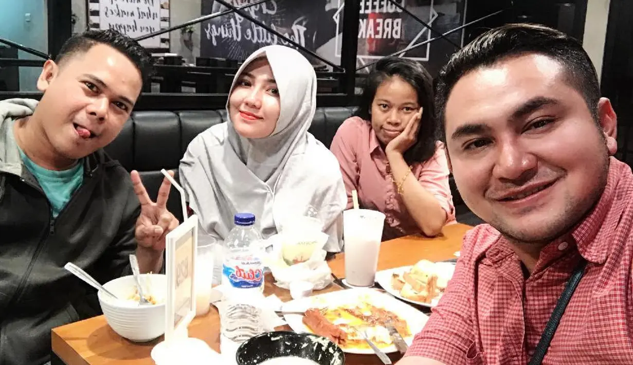 Bahkan dalam beberapa kesempatan, ia tampil mengenakan hijab. Meski memakai hijab, akan tetapi ia tetap cantik menawan seperti biasanya. (Foto: instagram.com/viavallen)