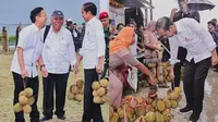 Presiden Jokowi dan para menterinya menenteng durian khas Bangai, Sulawesi Tengah. (Dok: Instagram @jokowi&nbsp;https://www.instagram.com/p/C5FwlS_rlbZ/)