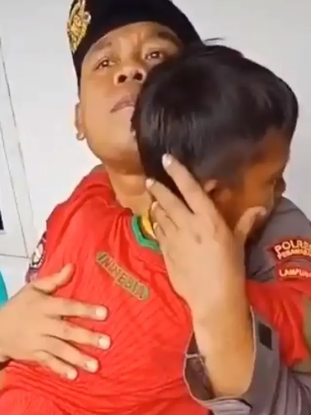 polisi hibur anak korban tsunami (foto: Twitter @Sutopo_PN)