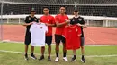 Pembalab Pertamina Enduro VR46 Racing Team, Fabio Di Giannantonio dan Franco Morbidelli diberikan jersey Timnas Indonesia oleh Muhammad Ferrari dan Rizky Ridho (tengah) dalam acara football challenge Pembalap Pertamina Enduro di Stadion Madya, Senayan, Jakarta pada Jumat, (24/1/2025). (Bola.com/Abdul Aziz)