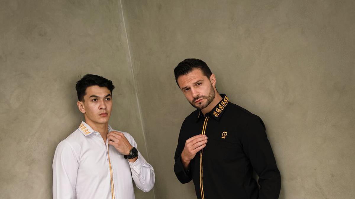 Biar Nggak Monoton, Ini Inspirasi Baju Koko Lebaran yang Trendy untuk Cowok
