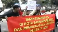 Puluhan Orangtua Siswa di Bandung Tagih Janji Sekolah Gratis