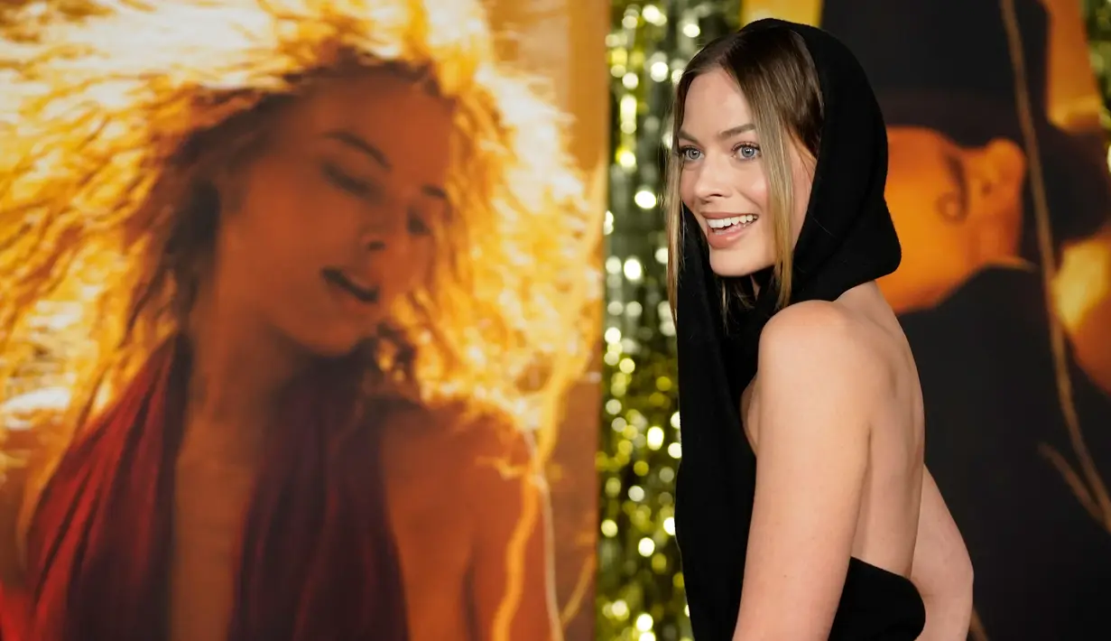 Margot Robbie berpose saat menghadiri pemutaran perdana film "Babylon" di Academy Museum of Motion Pictures, Los Angeles, Amerika Serikat, 15 Desember 2022. Sebagian besar rambut pirang halus bintang Australia itu disembunyikan oleh tudung gaunnya, sementara beberapa helai yang dibiarkan membingkai wajahnya. (AP Photo/Chris Pizzello)