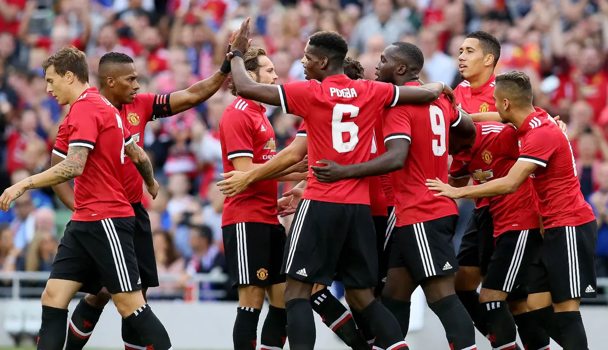 Para pemain Manchester United merayakan gol yang dicetak oleh Henrikh Mkhitaryan ke gawang Sampdoria pada laga persahabatan di Stadion Aviva, Dublin, Rabu (2/8/2017). Manchester United Menang 2-1 atas Sampdoria. (AFP/Paul Faith)