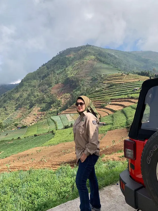 Selalu Tampil Mewah, Ini 7 Gaya Liburan Sarita Abdul Mukti di Alam