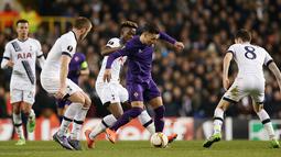 Penyerang Fiorentina, Mauro Zarate, berusaha melewati hadangan para pemain Fiorentina. Pada laga leg kedua itu Tottenham berhasil menang 3-0. (Reuters/Matthew Childs)