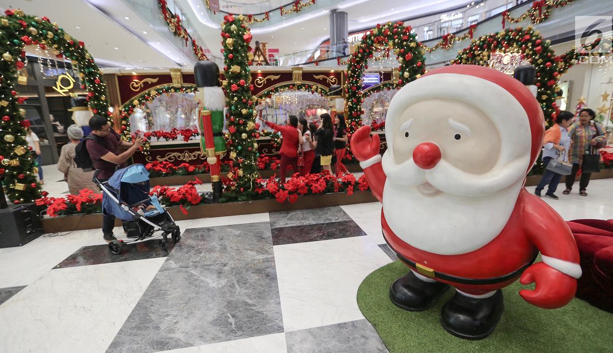 Sebuah patung Sinterklas menghiasi atrium Lippo Mall Puri, Jakarta, Kamis (29/11). Menyambut libur sekolah dan Natal, Lippo Malls Indonesia menggelar kegiatan dengan tema Holiday Sensation. (Liputan6.com/Fery Pradolo)