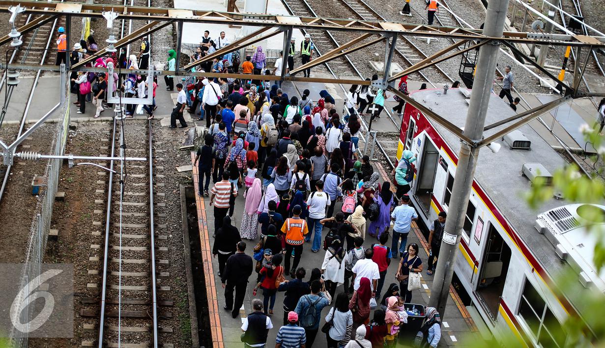 Aktivitas di Stasiun Tanah Abang Usai Libur Lebaran - Foto ...