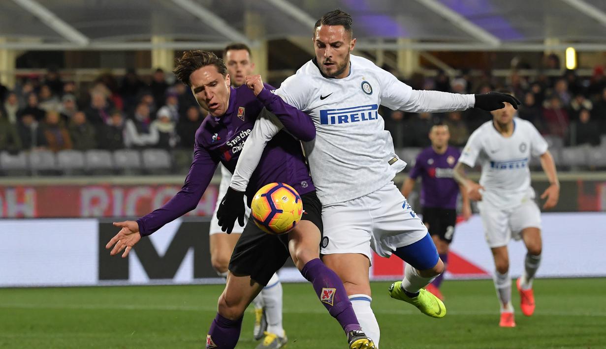 6. Duel antara Federico Chiesa dan D’Ambrosio pada laga lanjutan Serie A yang berlangsung di stadion Artemio Franci, Firenze, Senin (25/2). Inter Milan imbang 3-3 kontra Fiorentina (AFP/Tiziana Fabi)