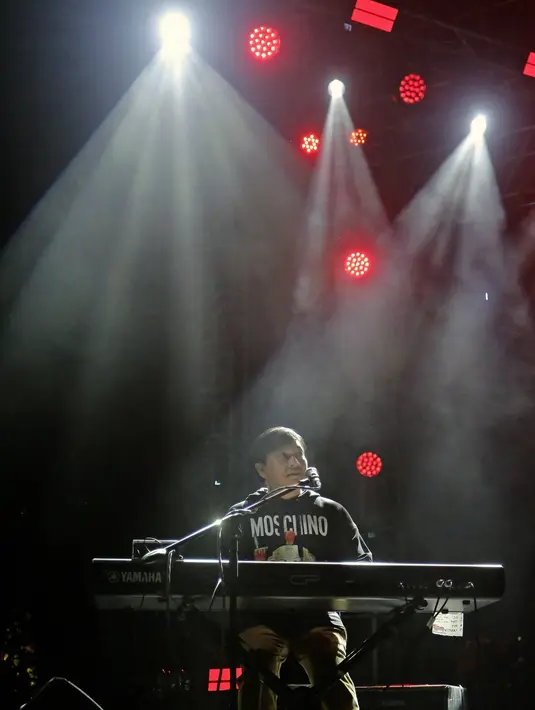 Nuansa romantis kian menggelayut pada bulan di atas langit Senayan yang turut serta menyaksikan. Saat lagu Untukku dibawakan secara medley dengan lagu Katakan Saja dan Cinta Sendiri. [Foto: Bambang E Ros/Fimela.com]