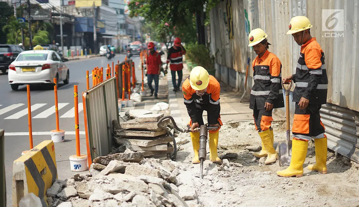 Pekerja membongkar jalur pejalan kaki (trotoar) di Jalan Cikini Raya, Jakarta, Jumat (14/6/2019). Pemprov DKI bakal melakukan revitalisasi  trotoar di Jalan Cikini Raya dan Jalan Kramat Raya sepanjang 10 kilometer dengan anggaran sebesar Rp75 miliar. (Liputan6.com/Immanuel Antonius)