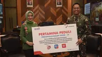 Direktur Utama Pertamina, Nicke Widyawati secara simbolis menyerahkan paket bantuan dari Pertamina Peduli kepada Kepala Staf Angkatan Darat (Kasad) Jenderal TNI Andika Perkasa di Ruang Tamu Kasad, Markas Besar Angkatan Darat (Mabesad) Jakarta, Rabu, (10/06/2020).